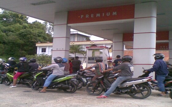 Beli BBM di SPBU Antri, Bensin Eceran Marak